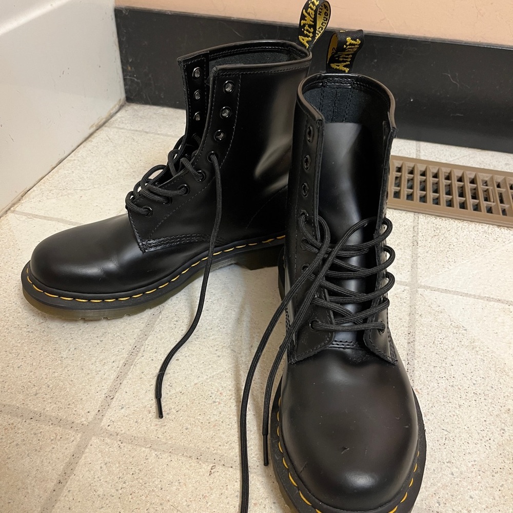 Women’s sz 9- Dr. Martens Black Leather Boots